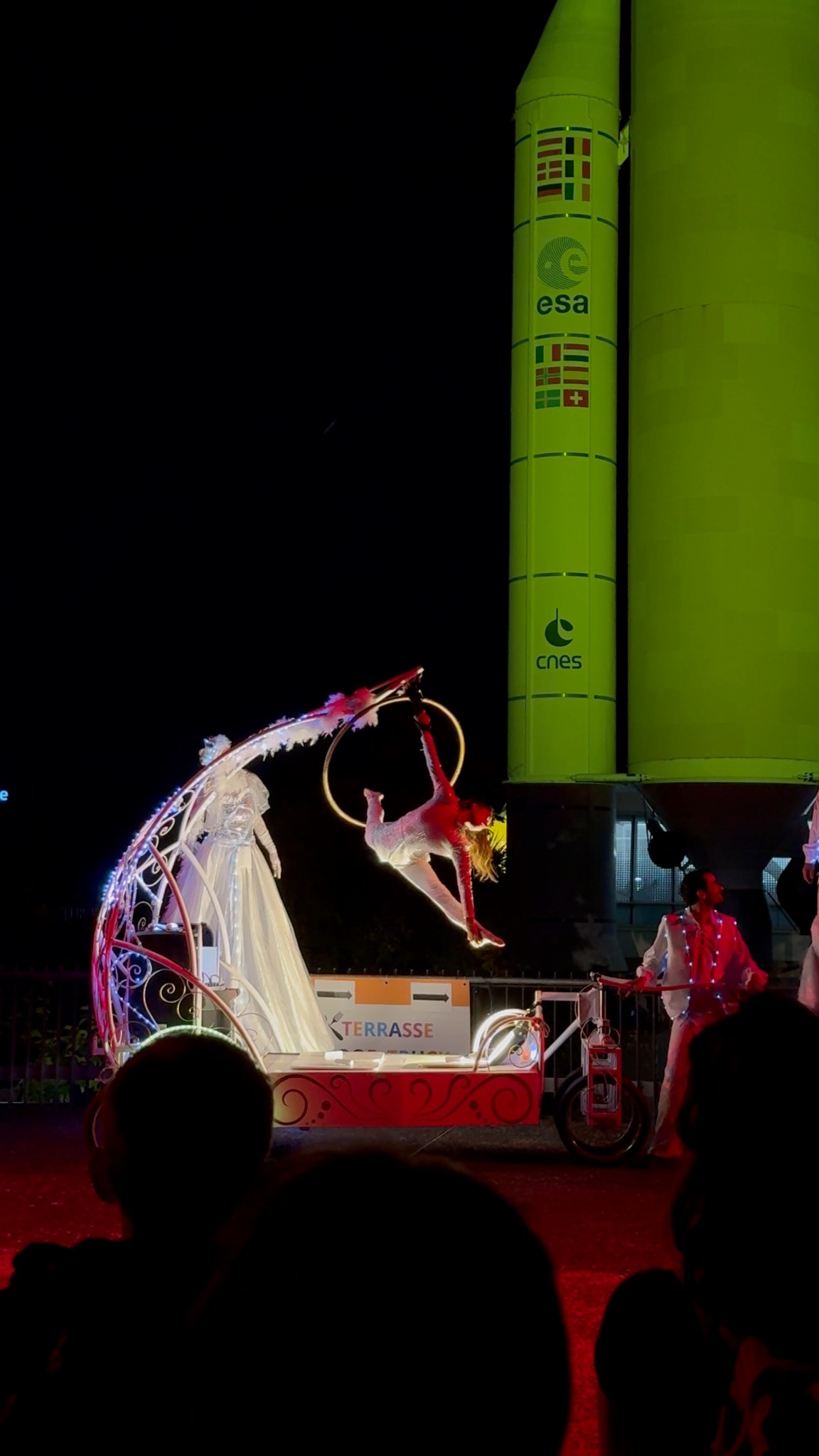 nocturnes cité de l'espace - artiste au cerceau aérien