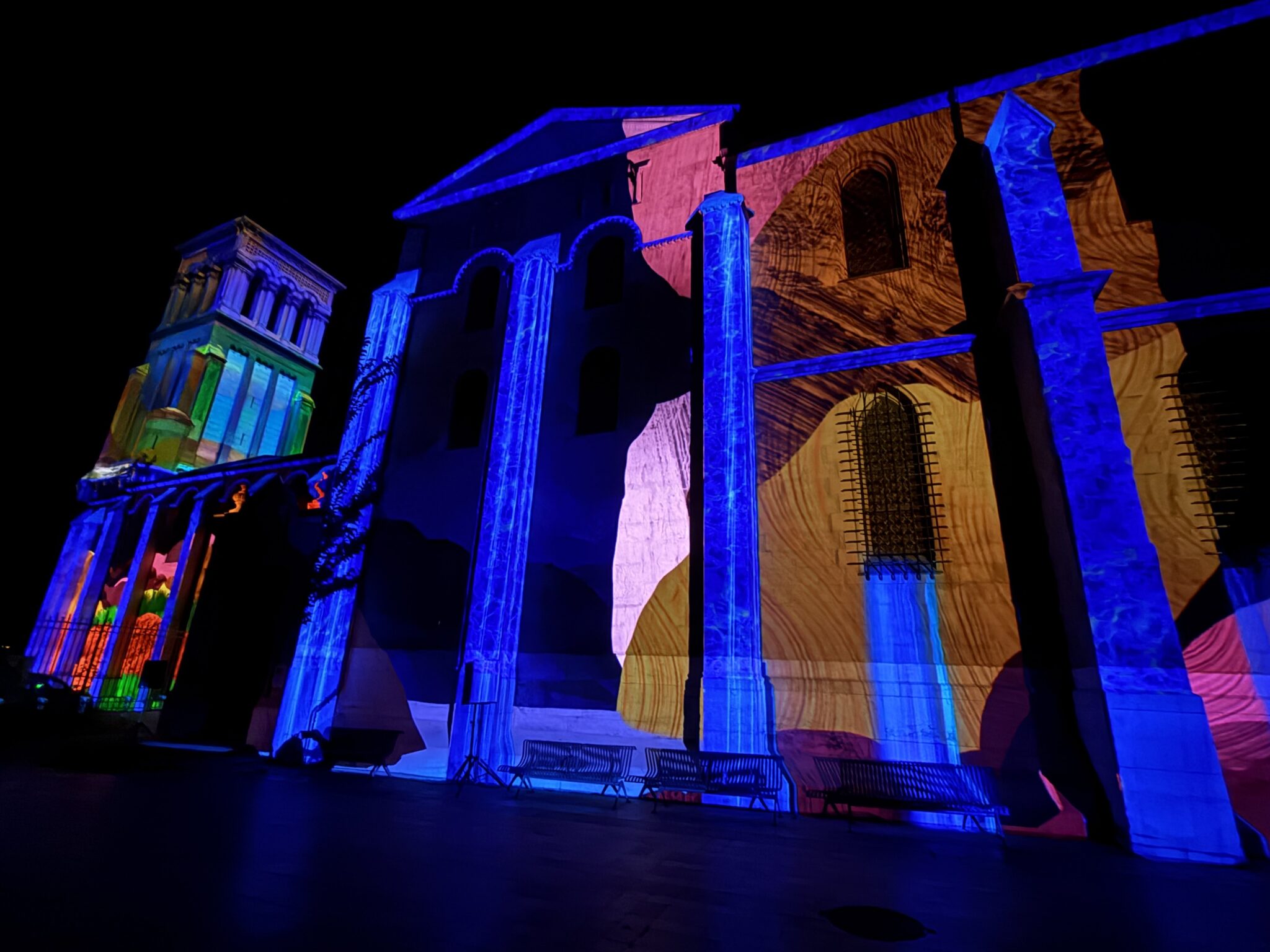 Cathédrale Saint-Apollinaire en couleur froide